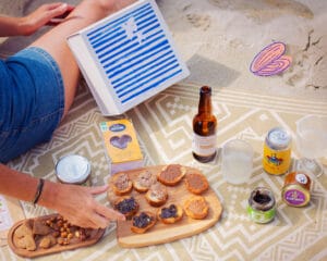 Coffret apéro breton en extérieur avec bière artisanale, chips de sarrasin et boisson locale