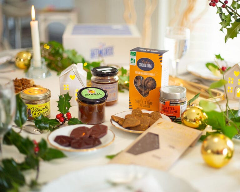Cadeau de Noël entreprise Bretagne : coffret gourmand de producteurs bretons sur une table de fête, La Finebox
