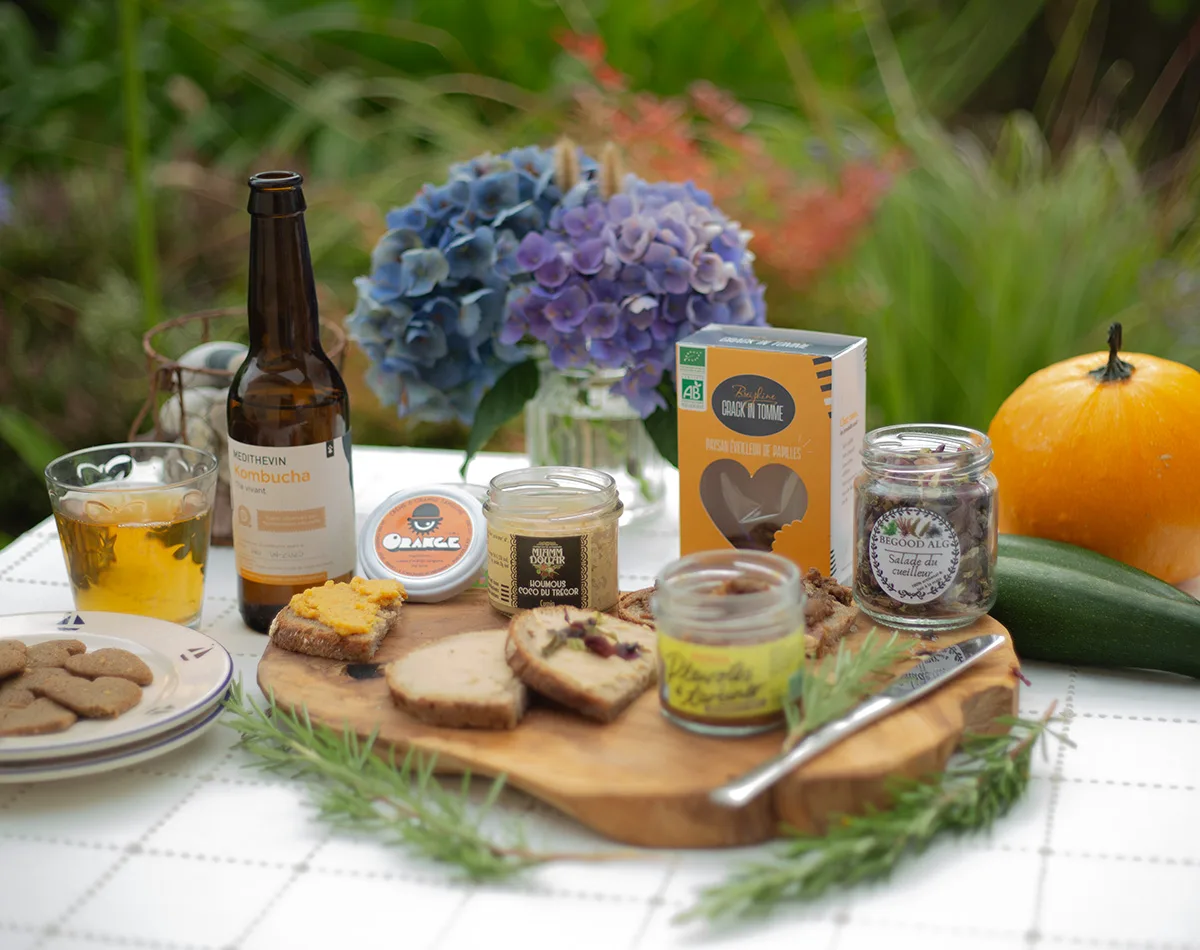 Coffret gourmand La Finebox dressé en extérieur avec biscuits, tartinables et produits d'épicerie fine bretonne