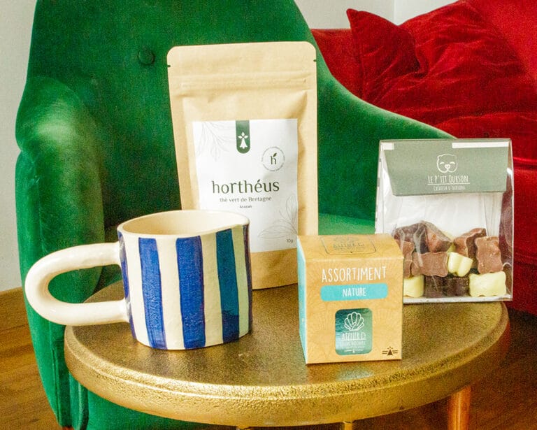 Idée cadeau Noël gourmand : coffret Tea Time Breizh avec tasse à rayures bleues de l'Atelier Eizaz, thé breton Horthéus et douceurs bretonnes
