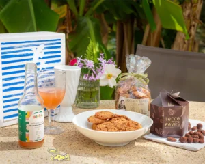 Panier gourmand breton été avec croquants, chocolats et infusion glacée, présenté en extérieur