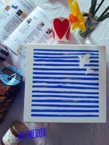 Idée cadeau gourmand occasion : coffret La Finebox rayures bleues et blanches, prêt à offrir